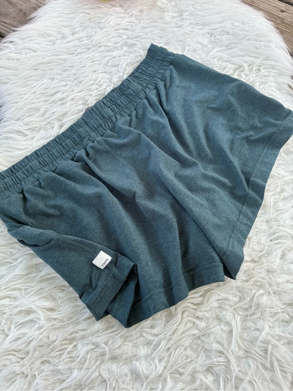 🌺LIKE NEW CONDITION VUORI halo performance shorts 🌺 - Picture 3 of 7